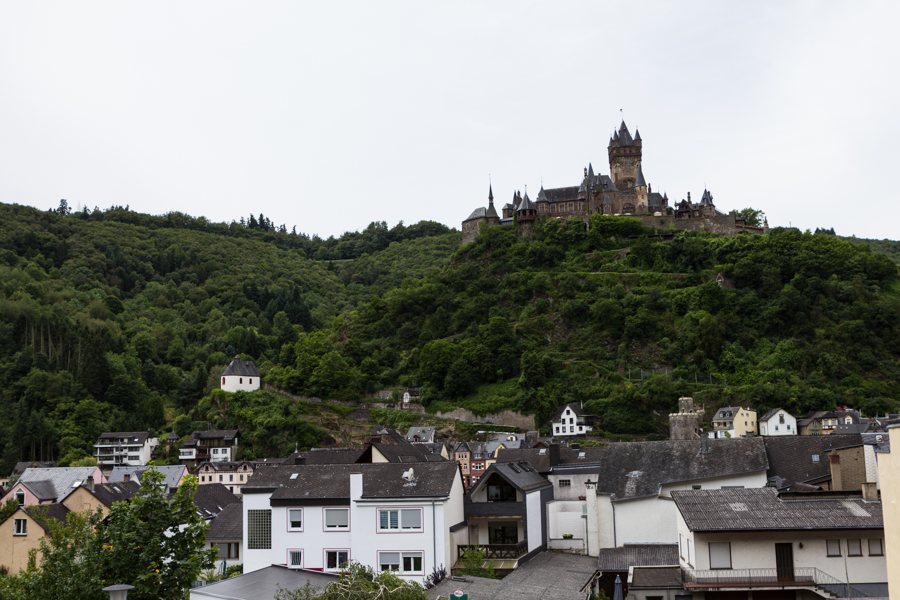 Château sur la colline au-dessus de Cochem, sur la Moselle