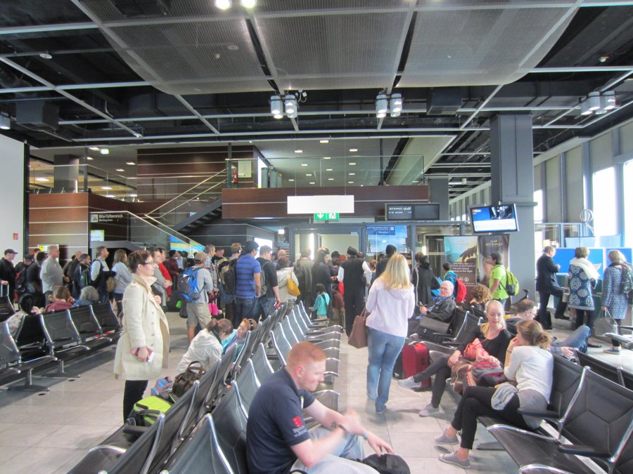 Voyageurs attendant dans un terminal d’aéroport animé