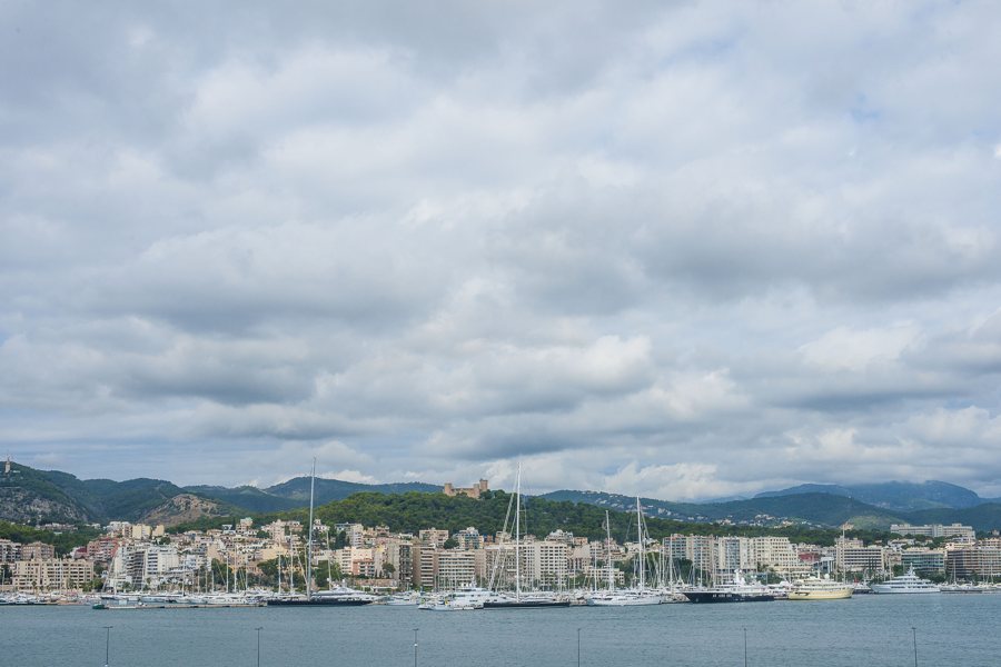 Yachts dans un port sur la côte de Majorque