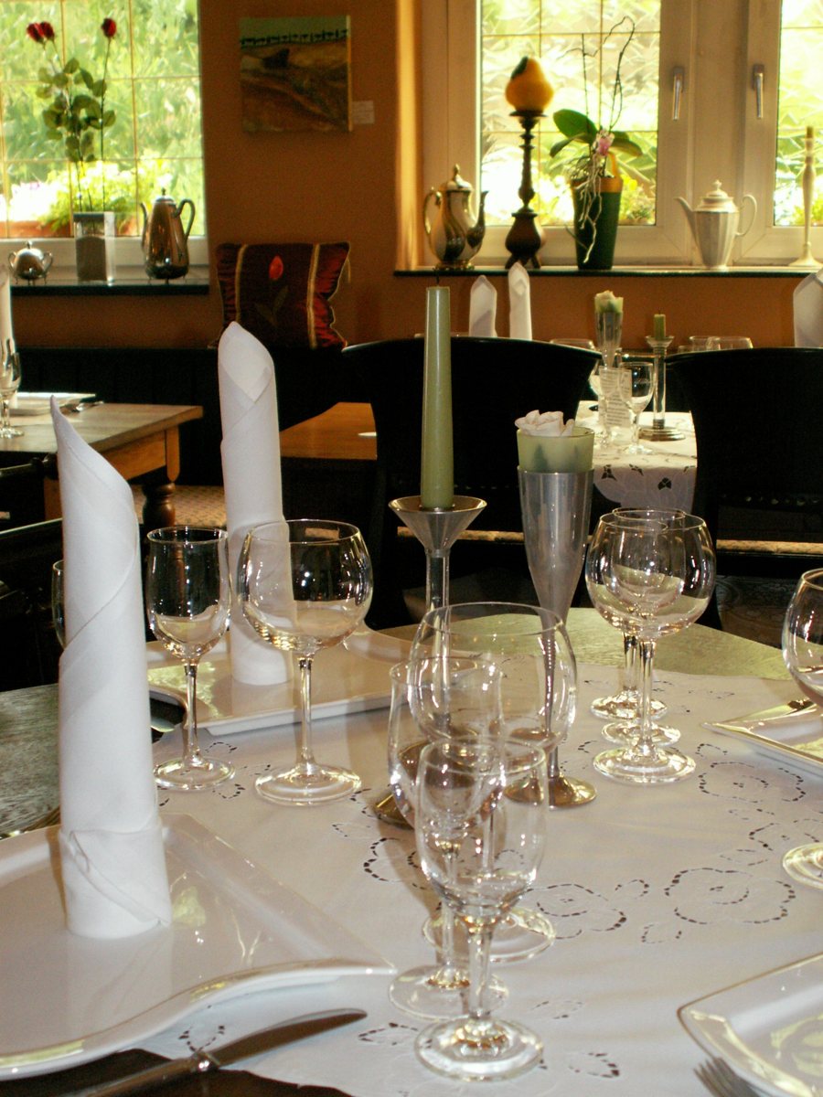 Table dressée avec des verres à vin et des serviettes blanches au restaurant