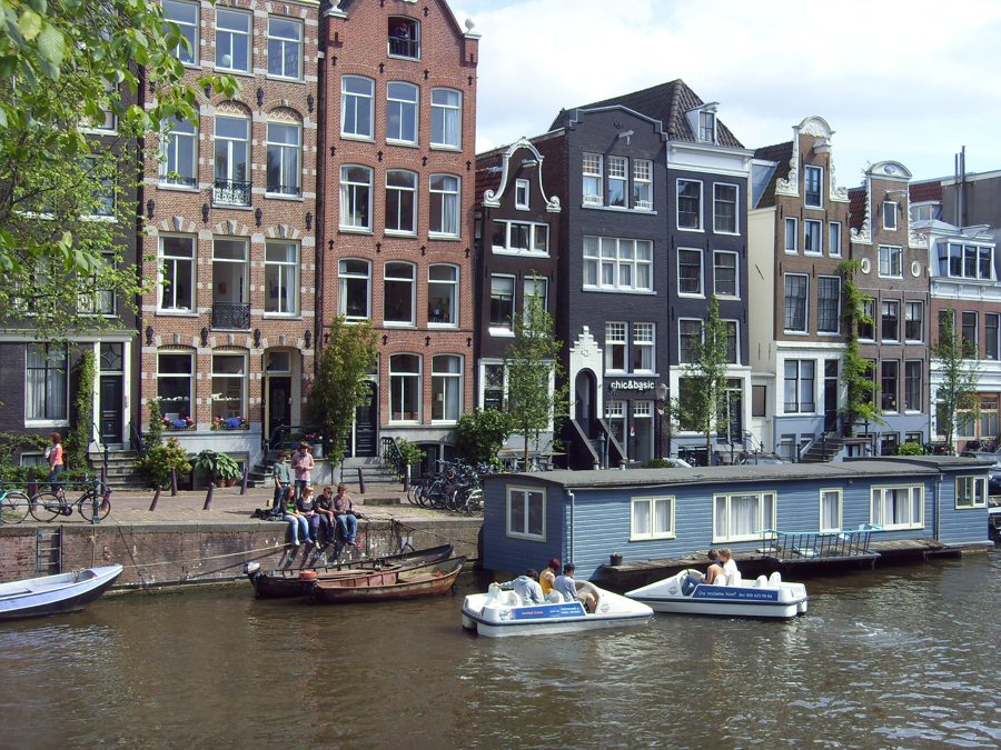 Péniche amarrée sur un canal d’Amsterdam