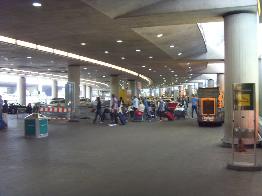 Navette d’aéroport et voyageurs avec leurs bagages au terminal